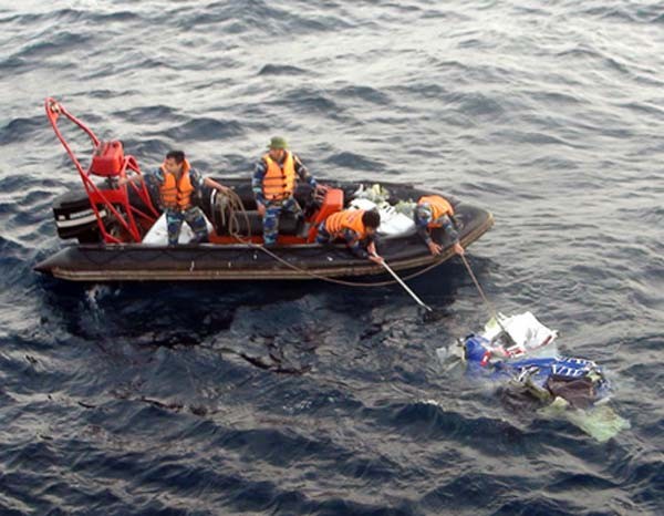 A search team finds CASA-212 aircraft’s debris (Photo: Vietnam Coast Guard)